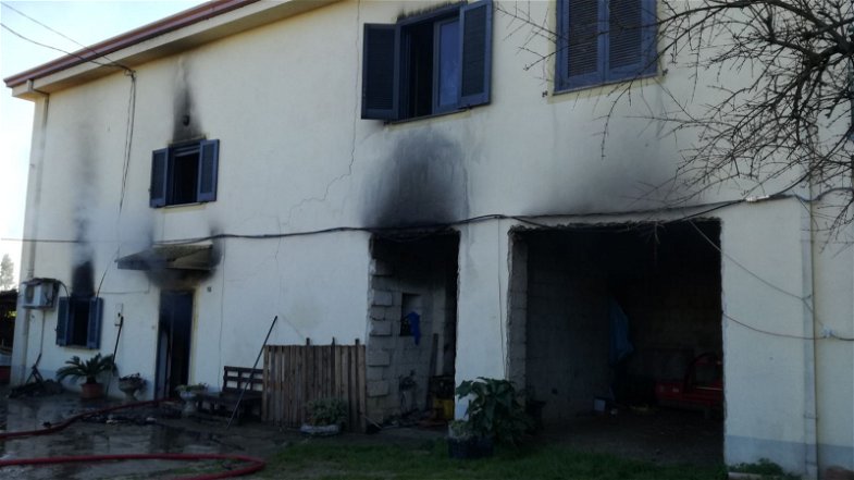 Corigliano: incendio casa disabile, soccorso Vigili del Fuoco