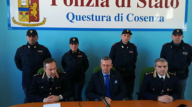 Cosenza, ritrovate armi e divise contraffatte