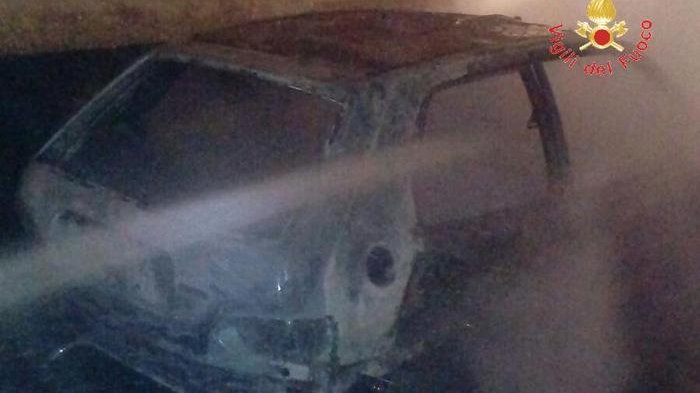 Cariati: auto sbanda sulla 106 e va a fuoco, illeso il conducente