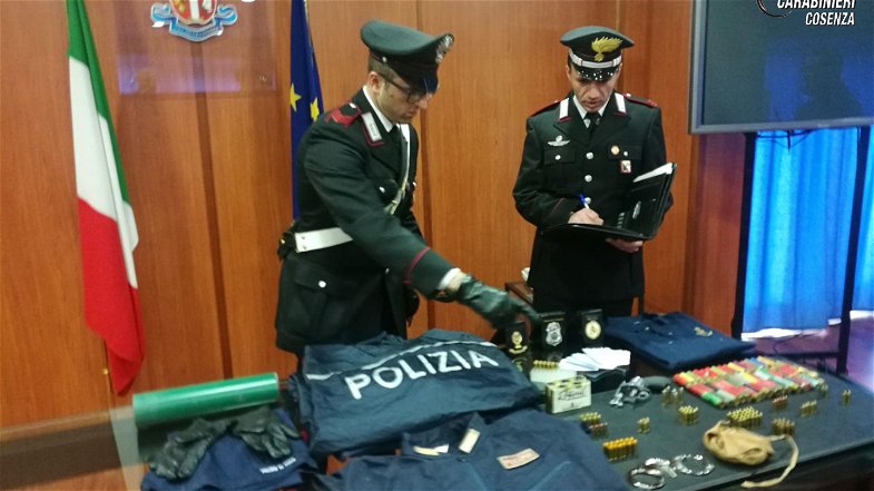 Carabinieri, rinvenute divise delle Forze dell'Ordine, armi e un ordigno esplosivo