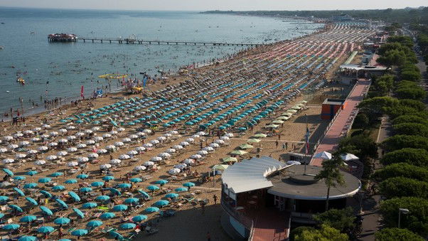 Piano spiaggia, lotti mummificati in mano a famiglie facoltose. Cresce l’emigrazione