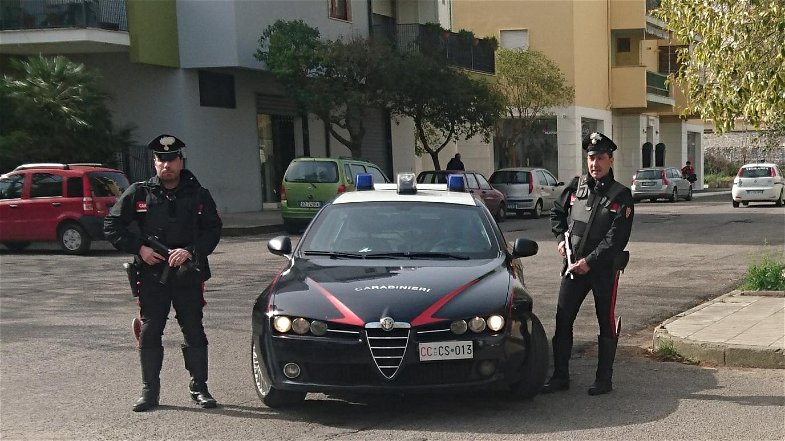 Carabinieri Corigliano: tenta di sfondare vetrine autosalone. Un arresto