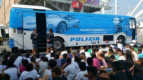Polizia, sensibilizzazione alla sicurezza stradale con il Pullman Azzurro