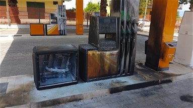 Rossano: incendio al distributore di benzina Conad di Sant'Angelo