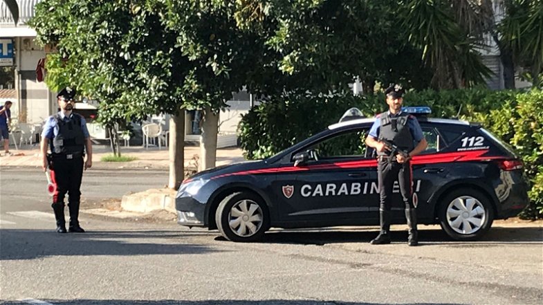 Rossano: cittadino romeno aveva due accette con sé, fermato e denunciato dai Carabinieri