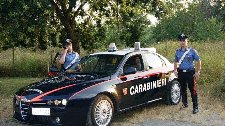 Carabinieri: tenta di forzare la porta della compagna, arrestato