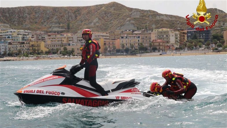 Crotone, Vigili del Fuoco:concluso il corso di soccorso in mare con moto d'acqua