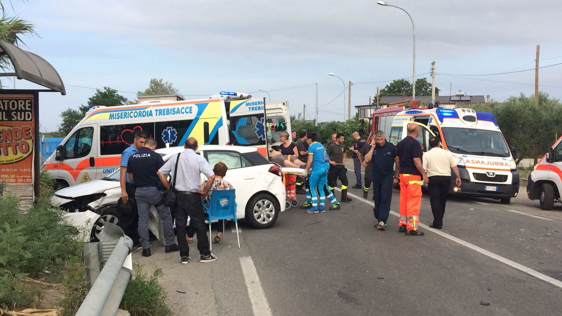 Rossano grave incidente sulla statale 106, bambino in elisoccorso a