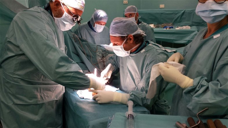 Chirurgo di Mandatoriccio entra nella “storia” dell’Ortopedia