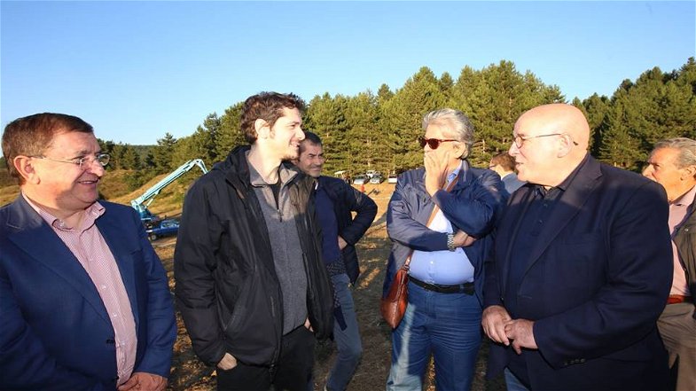 Mario Oliverio visita in Sila il set del nuovo film di Gabriele Mainetti