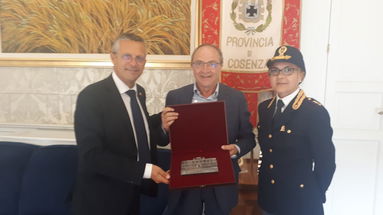 Presidente della Provincia Cosenza Iacucci saluta il Questore Conticchio ringraziandolo per il suo impegno