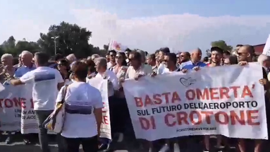 Taglio dei voli da Crotone, bloccata per protesta la statale 106