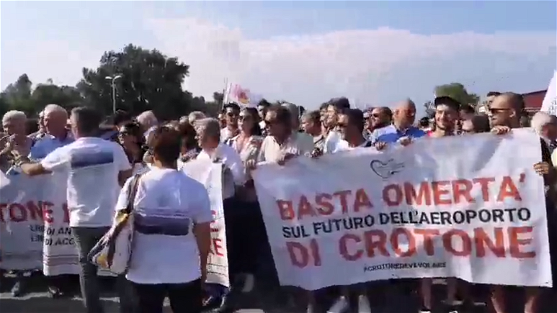 Taglio dei voli da Crotone, bloccata per protesta la statale 106