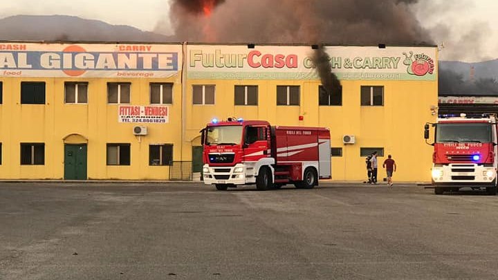 Rossano: vasto incendio nella zona industriale, a fuoco deposito casalinghi - VIDEO
