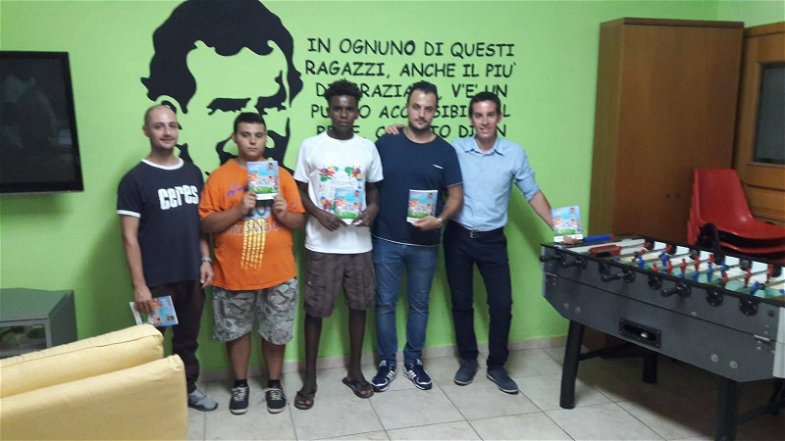 Corigliano, il Milan Club “Rino Gattuso” dona libri autografati dal campione