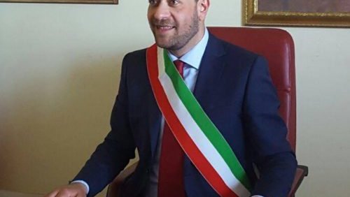 Spezzano della Sila: il sindaco Monaco pronto a pagare il fitto pur di non far andare via i Carabinieri