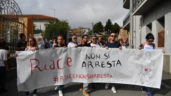 Riace: in migliaia in marcia per solidarietà al sindaco Lucano