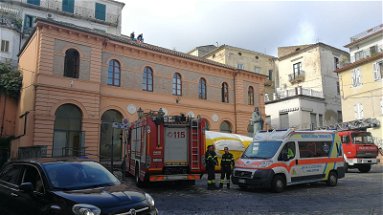 Rossano, operai licenziati servizio Verde Pubblico, sul tetto della sede Polizia Municipale, minacciano di buttarsi
