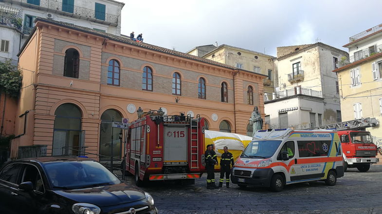 Rossano, operai licenziati servizio Verde Pubblico, sul tetto della sede Polizia Municipale, minacciano di buttarsi