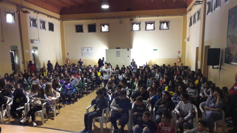 Mirto Crosia: 220 studenti dell'Istituto Comprensivo all'incontro con l’autrice Vanessa Scigliano