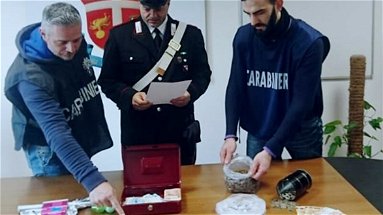 Carabinieri: nascondono la cocaina in una bambola e i soldi sotto la culla del bimbo, due arresti