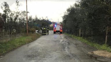 Tromba d'aria a Petraro: volano pali e lamiere. Mareggiata a Torrepinta