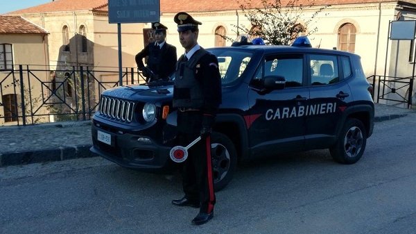 Carabinieri Corigliano, San Demetrio Corone: devasta bar nel centro cittadino. Fermato e denunciato