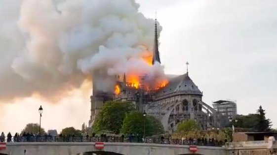 In fiamme la Cattedrale di Notre Dame a Parigi