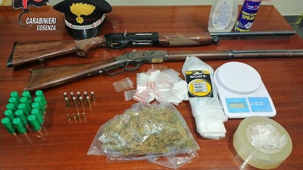 Carabinieri, Cosenza: trovate droga ed armi in una palazzina disabitata in pieno centro
