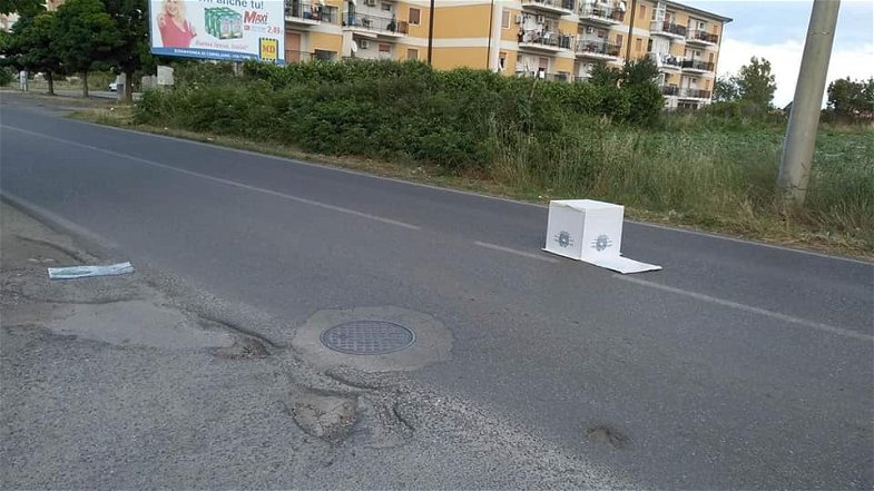 FOTONOTIZIA - Urna elettorale abbandonata sulla strada, Lucisano denuncia: atto gravissimo