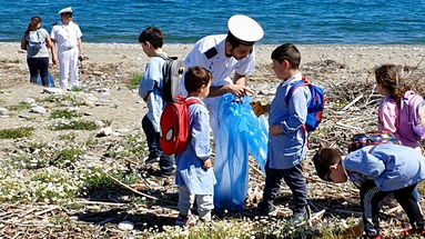 Migliaia di studenti a Corigliano per liberarci dalla plastica