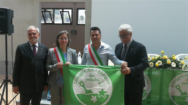 Consegnata la Bandiera Verde a Crosia. Forciniti: «Premiato il virtuoso governo delle politiche ambientali»