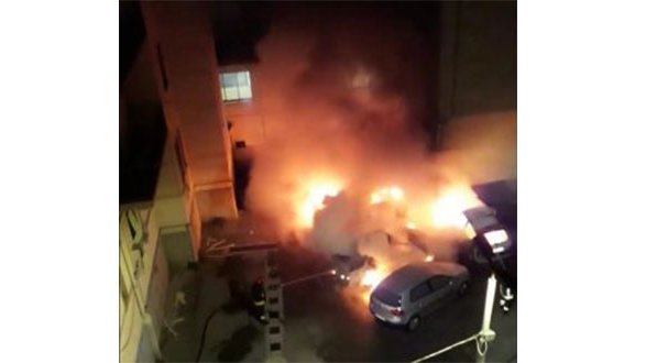 Rossano, automobili in fiamme in via Nazionale
