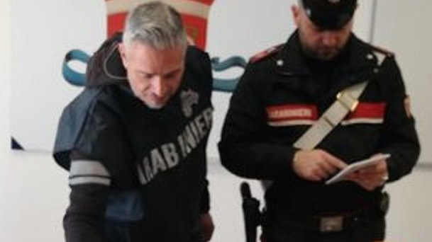 Usava il divano di casa per nascondere la droga: arrestato dai Carabinieri