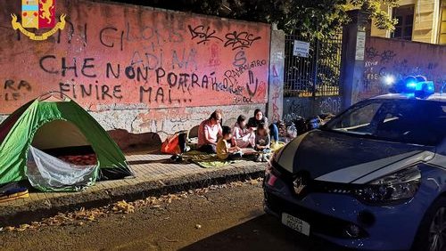 Cosenza: la polizia soccorre una famiglia di migranti accampati in strada