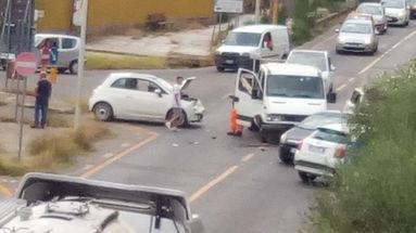 Un altro incidente sulla SS106. In contrada Zolfara scontro auto-furgone