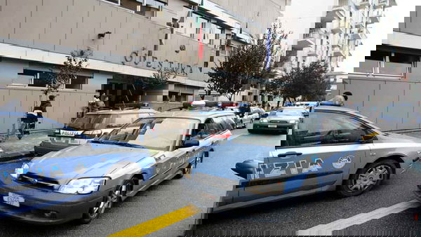 Castrovillari: rinvenuta dalla Polizia di Stato, all'interno di una carrozzeria, auto d'epoca. Denunciato un uomo