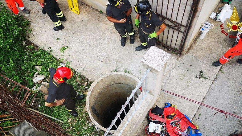 Precipita in un pozzo profondo 12 metri, salvato 58enne a Cirò