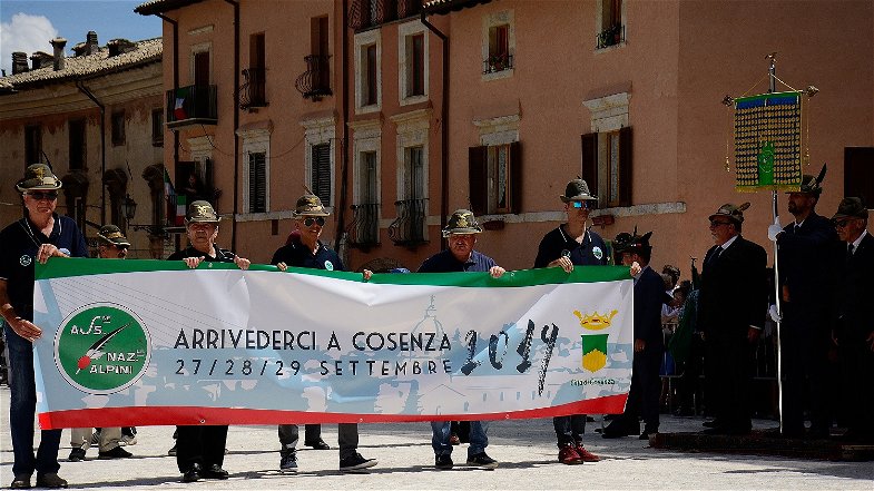 Cosenza “abbraccia” gli alpini: è il primo raduno delle “penne nere” in Calabria