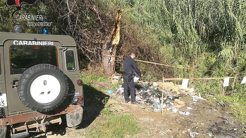 I Carabinieri Forestale di Cosenza denunciano due persone per combustione illecita di rifiuti