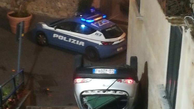 Rocambolesco incidente nel centro storico di Rossano - FOTO