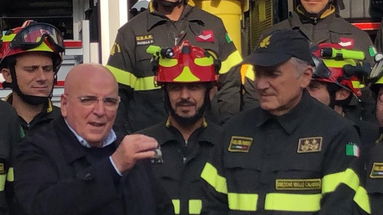 Mario Oliverio consegna il mezzo USAR ai Vigili del Fuoco