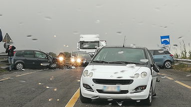 Incidente sulla Statale 106, tre auto coinvolte. Ci sono feriti