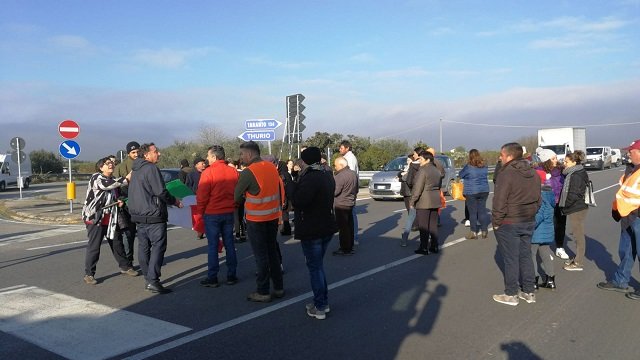 I cittadini di Thurio e Ministalla bloccano la SS106