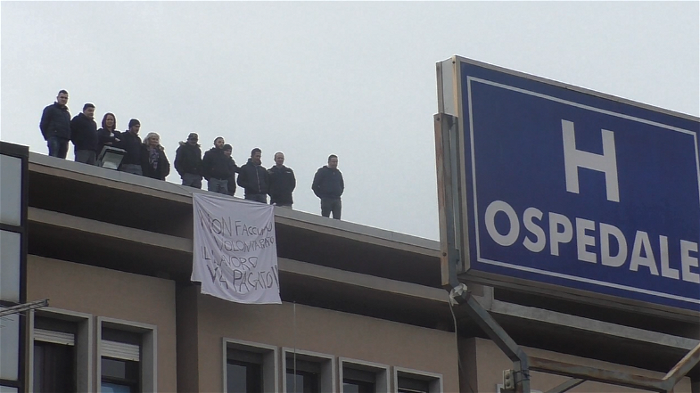 Lavoratori sul tetto dell'Ospedale di Rossano: i motivi della protesta