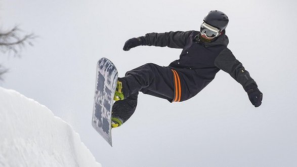 Decathlon richiama alcuni snowboard difettosi: c'è il rischio lesioni
