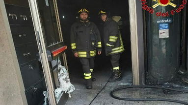 Rifiutano il prestito: uomo getta una Molotov contro la Banca