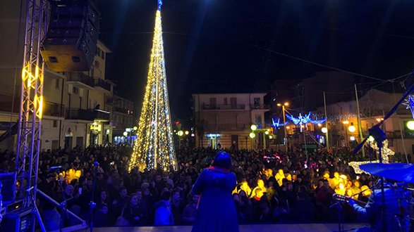 Crosia, successo per il Capodanno in piazza con Cosimo Papandrea