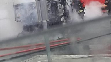 Paura sulla 106: Tir in fiamme all'altezza di Contrada Foresta - VIDEO