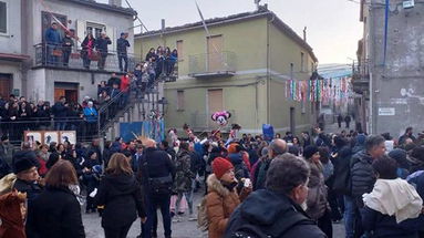 Alessandria del carretto rivive il folklore e l'antica tradizione del Carnevale